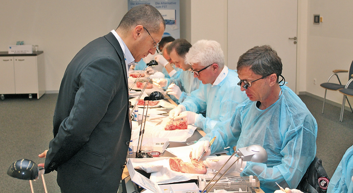 Im Osteology-Workshop mit Prof. Dr. Dr. Anton Sculean wurde die plastisch-ästhetische PA-Therapie am Schwein geübt.