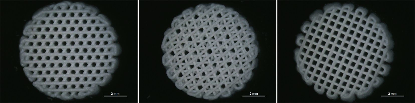 Abb. 1: Der extrusionsbasierte 3D-Druck ordnet Filamente („Stränge“) in festgelegter Ausrichtung zueinander an. Durch ein geschicktes Ablegen in mehreren Schichten können unterschiedliche Porenstrukturen erzeugt werden, die ein mechanisches und zellbiologisches Echo hervorrufen und die Einheilung der Trägerstruktur („Scaffold“) im Defekt beeinflussen.