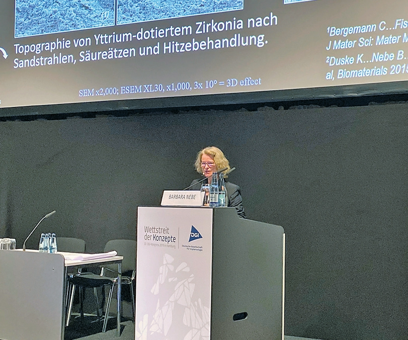 Prof. Dr. Nebe: „Zirkondioxidimplantate sehen topografisch anders aus als sandgestrahlte und säuregeätzte Titanoberflächen.“