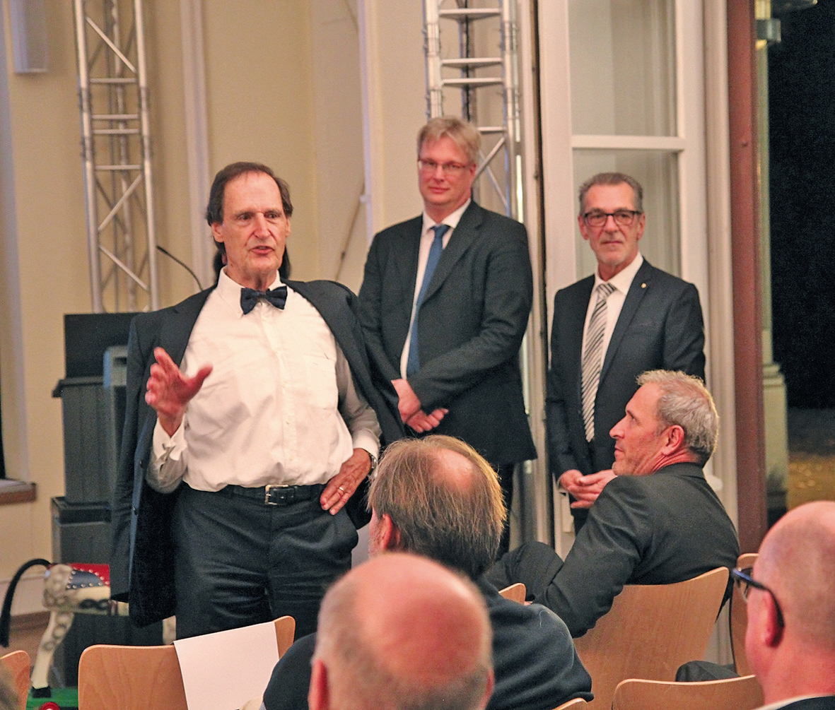 Pionier Dr. Manfred Lang bei seinem Vortrag zur Entwicklung in der Implantologie.