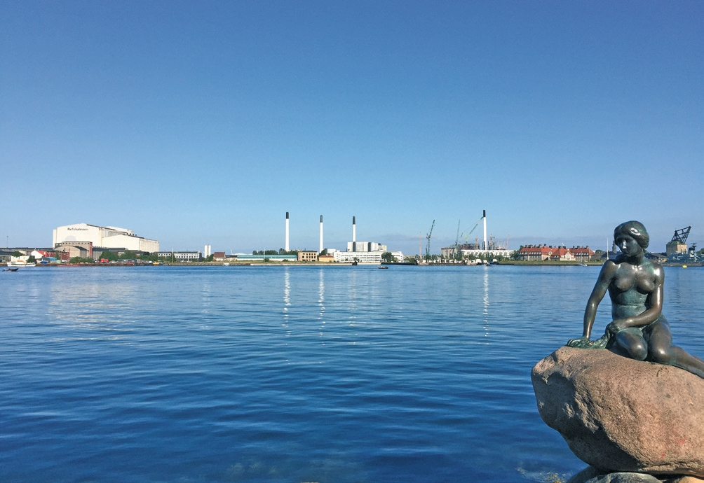 Eines der bekanntesten Wahrzeichen von Kopenhagen ist die Meerjungfrau am Hafen. Der Kopenhagener Bildhauer Edvard Eriksen schuf die Bronzefigur 1913 inspiriert vom gleichnamigen Märchen von Hans Christian Andersen.