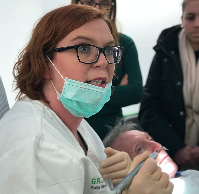 Die Leiterin der Prophylaxe-Abteilung, Katja Strobel, erklärt den Polymer-Pin SF1982 (Komet Dental, Lemgo): „Ich lege die Spitze des Instrumentes ergonomisch an den Implantathals und arbeite mit streifenden Bewegungen von distal nach mesial.“