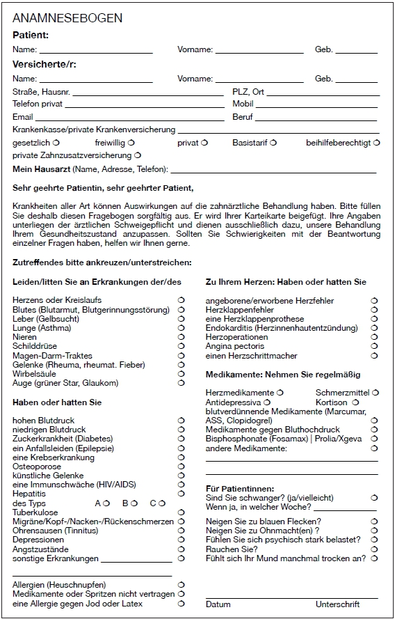 Abb. 1: Vorschlag für einen strukturierten Anamnesebogen. Solche Fragebögen, die bereits vor dem ärztlichen Gespräch vom Patienten ausgefüllt werden können, sind für Zahnärztinnen und Zahnärzte als Gesprächsstütze sehr hilfreich. Sie dienen der Abklärung behandlungsrelevanter medizinischer Begleitumstände und sollen dabei helfen, das Behandlungsrisiko für den Patienten, aber auch für das zahnärztliche Team so gering wie möglich zu halten. Darin sollten für die zahnmedizinische Behandlung relevante Erkrankungen (z.B. Diabetes, Infektionskrankheiten) und Risiken (z.B. Herzschrittmacher oder künstliche Herzklappen), Medikamente und Medikamentenunverträglichkeiten sowie andere Umstände, die für die Behandlung eine Rolle spielen (z.B. eine Schwangerschaft), erfragt werden. Ein strukturierter Anamnesebogen kann das Gespräch nur ergänzen, aber nicht ersetzen. Im Einzelfall kann es notwendig sein, über den Musteranamnesebogen hinausgehende Informationen vom Patienten einzuholen und individuell zu dokumentieren.