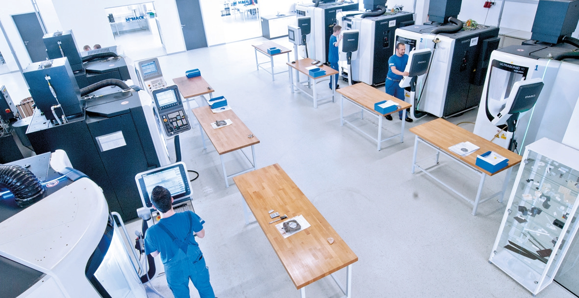 Abb. 1: Blick in das CAD/CAM-Fertigungszentrum in Dornstadt.