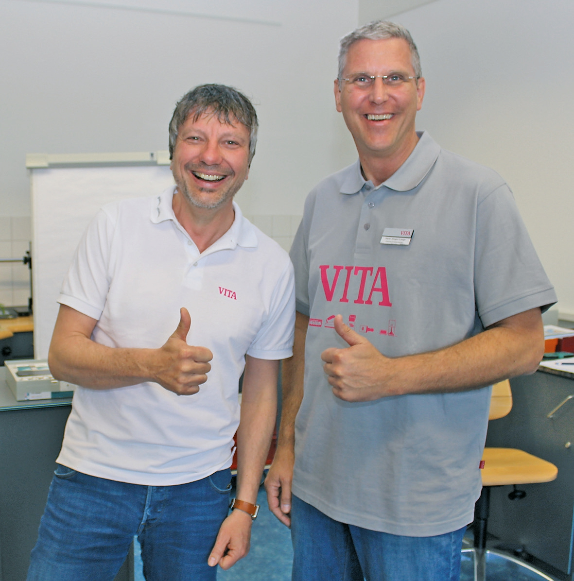 Abb. 1: Mit Leidenschaft und viel Spaß bei der Sache: VITA-Kursleiter ZTM Axel Appel (links) und Referent ZTM Hans Jürgen Lange (Inhaber Dental Labor Teuber, Darmstadt).