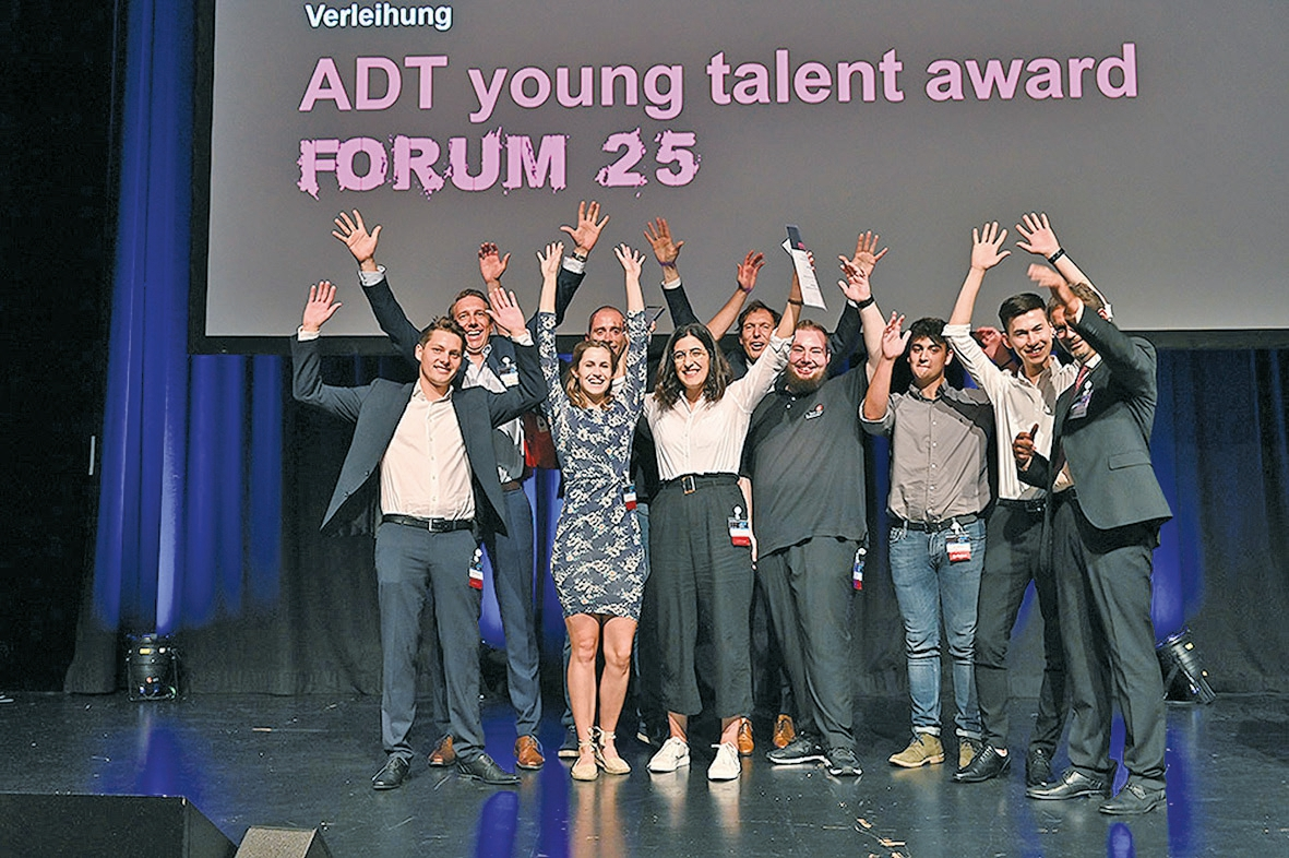 Abb. 1: Der „ADT Young Talent Award 2019“: Zahntechnik-Azubi Iman Esmail (Mitte) überzeugte im FORUM 25 besonders mit ihrem Vortrag und wurde auch von den Moderatoren, der Jury und von ihren Mitstreitern gefeiert.
