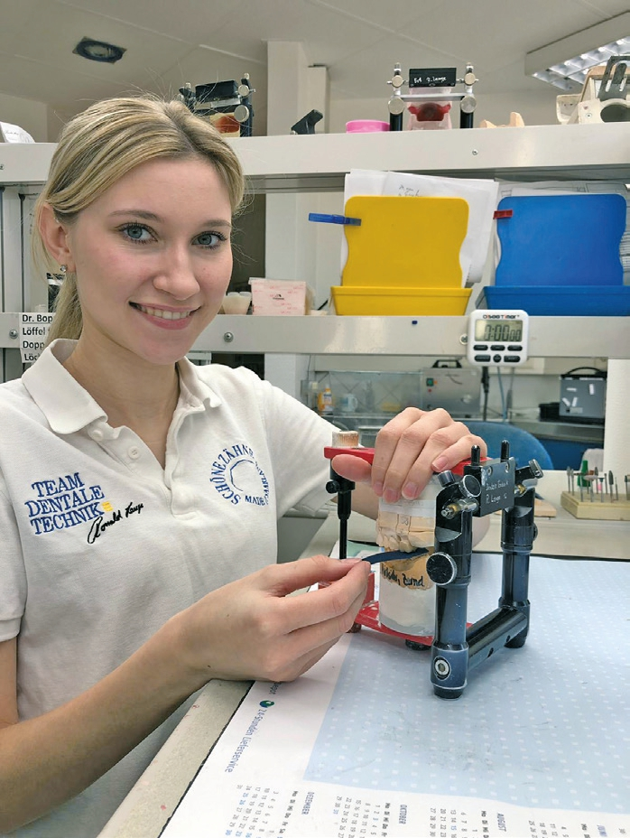 Abb. 1: Immer ein wichtiger Schritt bei der Arbeit: Hier überprüft Julia Bastuck die Okklusion.