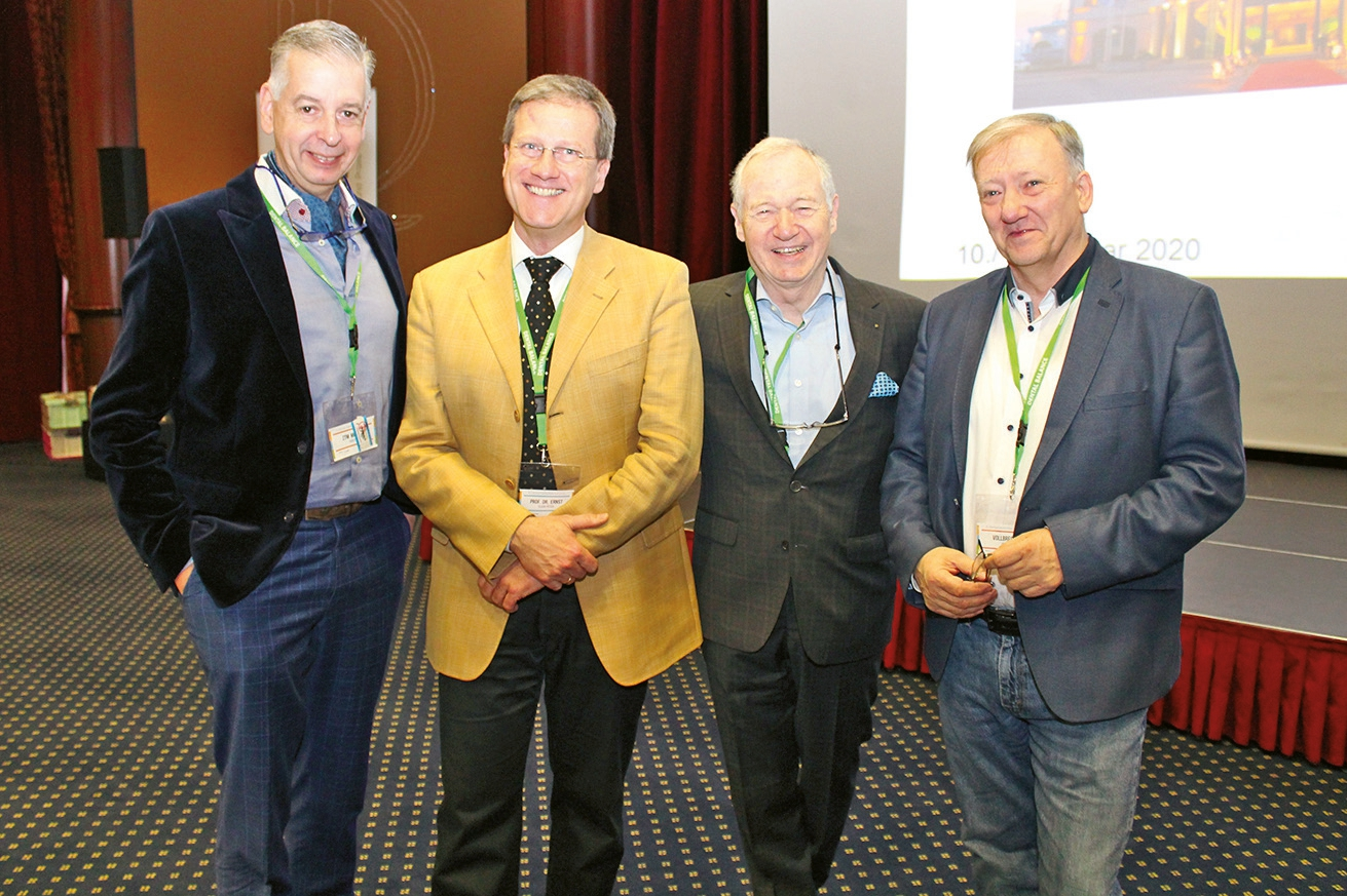 Dental-Gipfel-Veranstalter Helge Vollbrecht (Dental Balance, rechts) mit den Moderatoren ZTM Carsten Müller (links), Prof. Dr. Klaus-Peter Lange (2. v. r.) sowie Referent und ZMK-Chefredakteur Prof. Dr. Claus-Peter Ernst.
