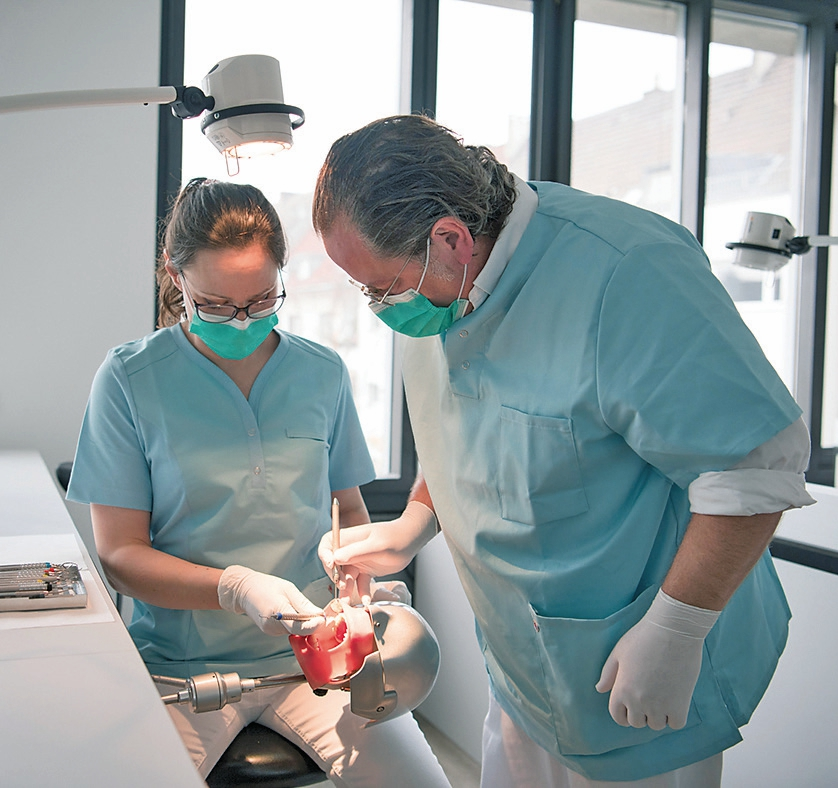 Übungen im Phantomkopfraum bereiten auf die Patientenbehandlung vor.