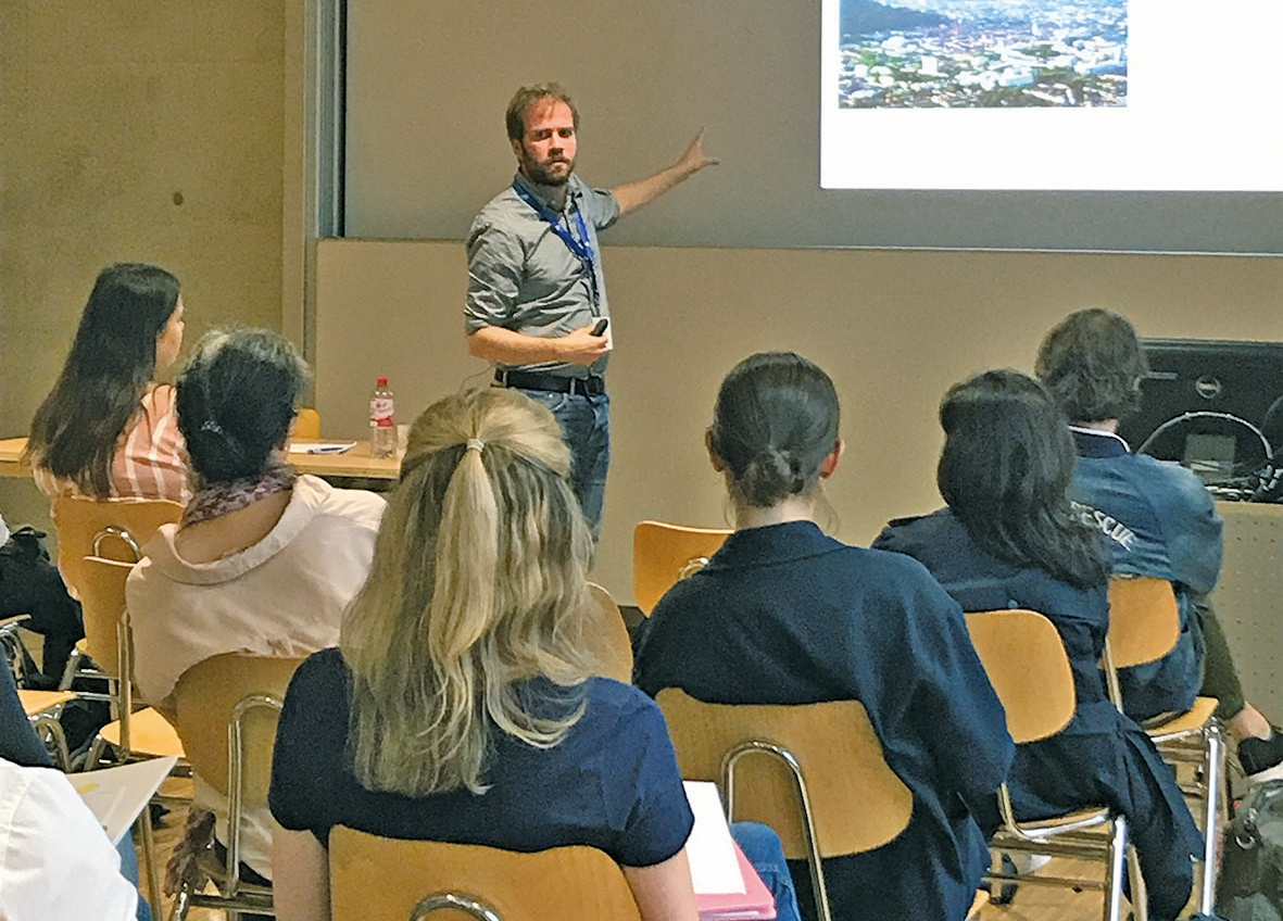 Herr PD Dr. Johan Wölber bei seinem Vortrag über motivierende Gesprächsführung.