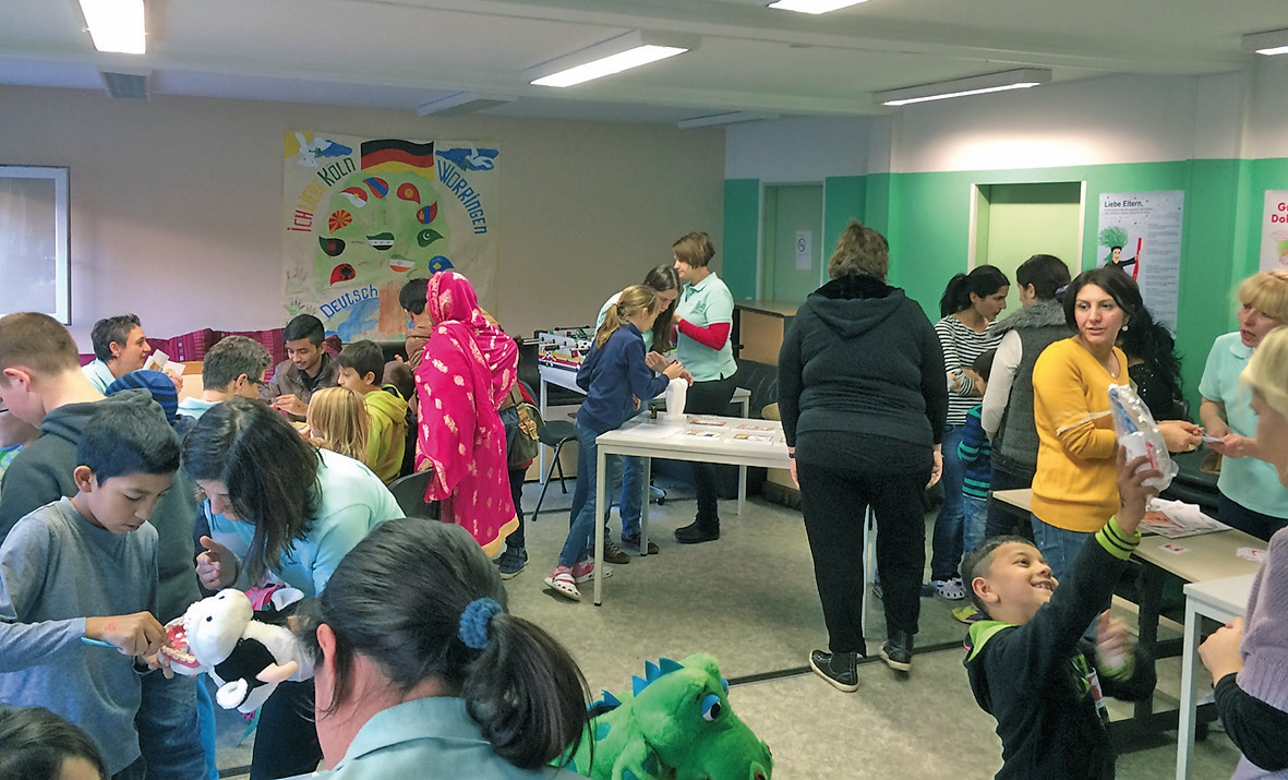 Abb. 1: Generationenübergreifende Mundgesundheitsschulung in einer Flüchtlingseinrichtung.