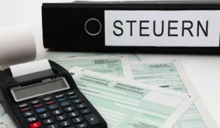 Unser Steuerexperte Dr. Hans-Ludwig Dornbusch gibt in dieser Rubrik regelmäßig Steuer- und Rechtstipps für Laborinhaber.