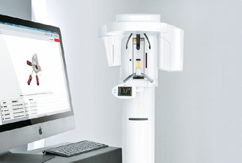 Mithilfe von 3D-Röntgendaten (hier: ORTHOPHOS SL, Dentsply Sirona) lassen sich in der neuen 3D Endo-Software Wurzelkanalbehandlungen planen, im Voraus virtuell durchspielen und dabei optimieren.