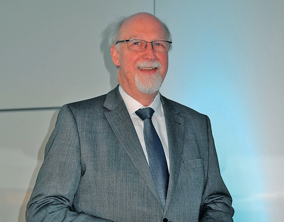 Der Past-Präsident Prof. Dr. Gerhard Wahl übernahm souverän die Aufgaben des verhinderten Präsidenten Prof. Dr. Kleinheinz.