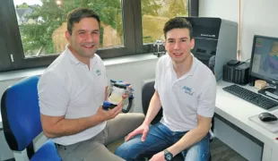 ZTM Stefan Kloos (links) und sein Azubi Majed Al Hamwi im Labor in Kaltenkirchen.