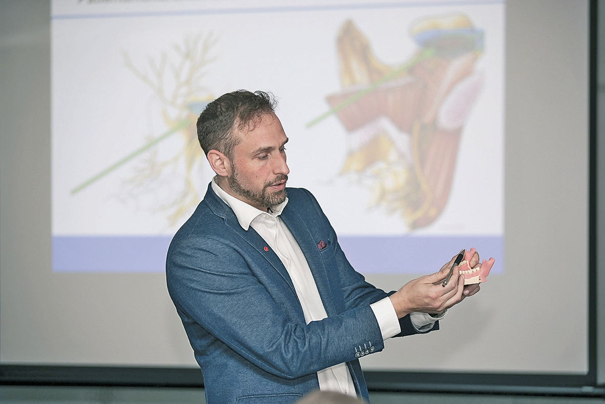 PD Dr. Dr. Peer W. Kämmerer zeigt, worauf die Teilnehmer bei unterschiedlichen Anästhesietechniken achten sollten.