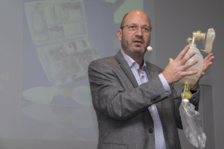 Abb. 1: Dr. med. Michael Hillebrand gelang es, den teilnehmenden Zahnärzten die wesentlichen Schritte zur Erstversorgung der Patienten im Notfall unterhaltsam ins Gedächtnis zu rufen. (Bildnachweise: ©Kulzer/picture alliance/ Stachel)