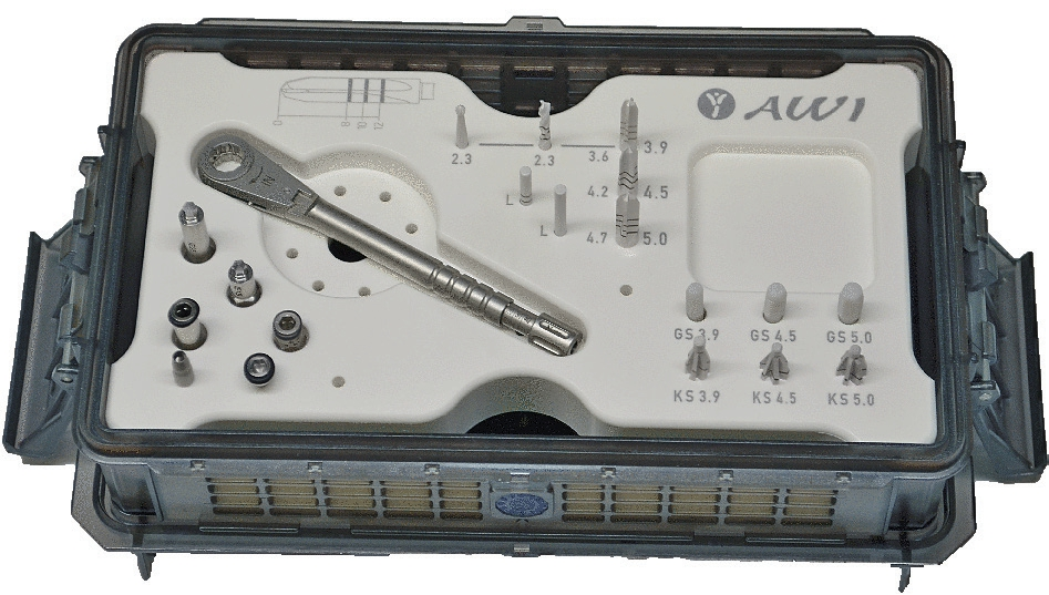 Das Chirurgie-Tray mit Fräsen aus ATZ-Hochleistungskeramik und Drehwerkzeugen.