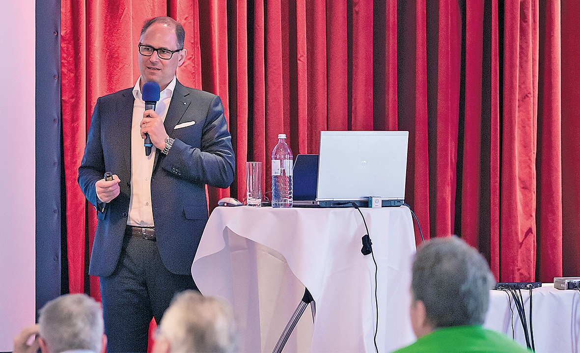 Prof. Dr. Daniel Grubeanu, Präsident der DGOI, begrüßte mehr als 110 Teilnehmer beim 14. Wintersymposium der DGOI in Zürs – damit war die Veranstaltung komplett ausgebucht.