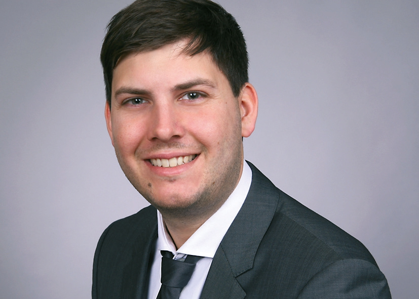 Dr. rer. nat. Dominic Birth, Produktmanager Biomaterialien Straumann Deutschland, führt im Gespräch mit Dr. med.dent. Aneta Pecanov-Schröder aus, was den neuen Therapie-Ansatz mit Emdogain ® FL ausmacht.
