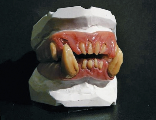 Diese Zähne weisen einen Troll als Gefolgsmann des Ehrfurcht gebietenden Anführers aus.