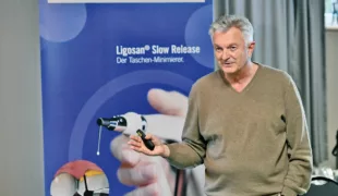 Prof. Dr. Rössler schilderte den Teilnehmern die Vorteile von Ligosan Slow Release und dessen Einsatz bei regelmäßigen Nachsorgekontrollen.