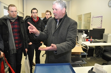 Abb. 2: Produktionsleiter Johann Leist erklärte den Studierenden, wie aus einem eingeschickten Modell eine fertige I-Bridge wird.