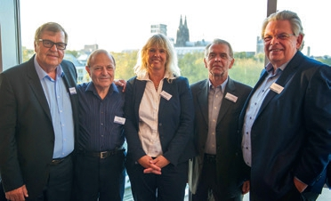 V.l.n.r.: VDDS-Gründungsmitglieder Wolfram Greifenberg, Dr. Pawel Lurje, Konrad Gleißner, Frank Gotthardt haben die VDDS-Vorsitzende Sabine Zude in die Mitte genommen.