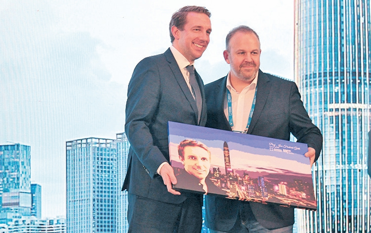Prof. Dr. Jan-Frederik Güth (links) zusammen mit Klaus Spitznagel, Geschäftsführer Permadental.