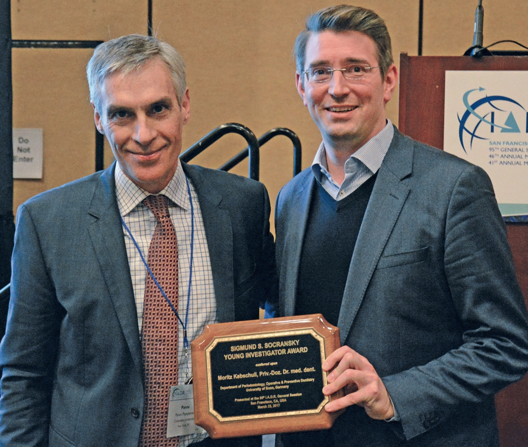 Priv.-Doz. Moritz Kebschull (rechts) nimmt den Preis entgegen von Prof. Panos Papapanou, dem ersten Preisträger des Rizzo-Awards vor 21 Jahren.