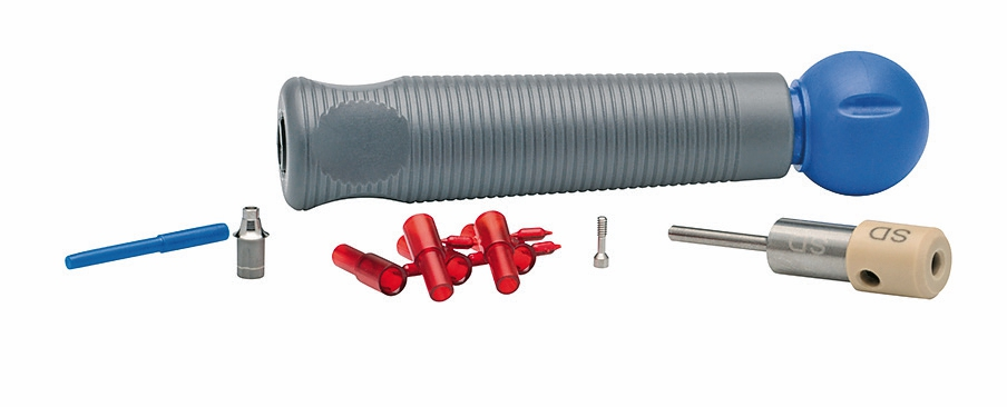 Abb. 1: Das Sortiment (v. l.): Viteo Screw Channel Pin, Viteo Base, Viteo Base Press Sleeves, Viteo Screw, Viteo Base Trimmer, oben: Viteo Holder.