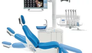 Hygienisch und ansprechend in Ergonomie, Komfort und Ästhetik: die Behandlungseinheit Compact i5 von Planmeca mit integriertem Wasseraufbereitungssystem Planmeca ActiveAqua.
