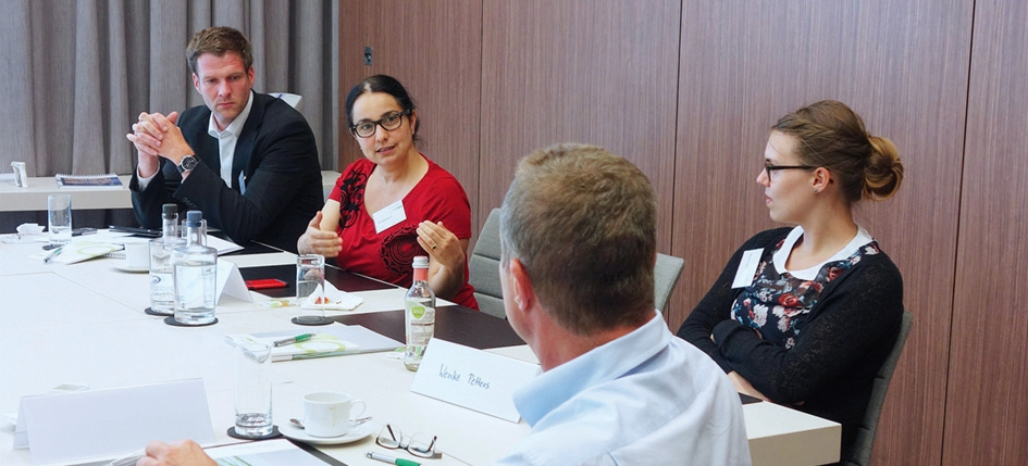Stefan Herrmann, Heraeus Kulzer, Eleni Kapogianni (Berlin), Rolf-Jens Kühne (Niedergörsdorf) und Wenke Petters (Potsdam) im Gespräch (von links).