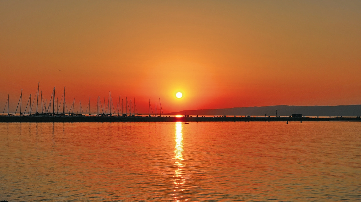 Der in Westungarn liegende Balaton (deutsch Plattensee) ist eines der wichtigsten Touristenziele des Landes.