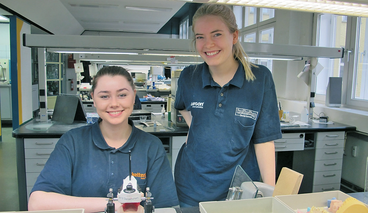 Auskunft zur Zahntechnik in Island gaben uns zwei Zahntechnik-Studentinnen aus Reykjavik, die 2016 ihr erforderliches Praktikum bei Ketterling Zahntechnik in Berlin verbrachten. Ein großes Dankeschön an Borghildur Adalsteindóttir (im Bild rechts) aus Reykjavik und Rakel’Astra Sigurbergsdóttir aus Siglufjördur!