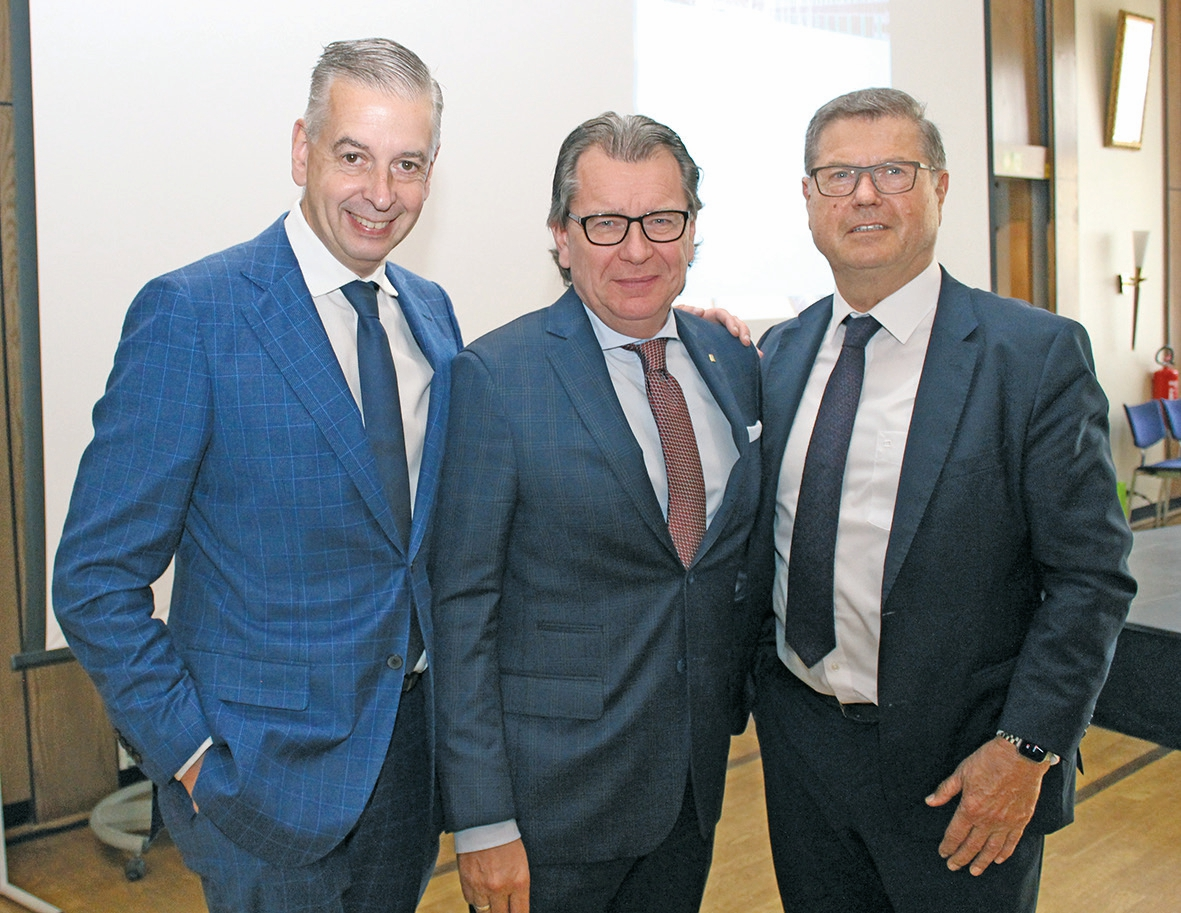 Abb. 1: V. l.: Moderator ZTM Carsten Müller, ZINB-Obermeister Frank Schollmeier und Veranstalter sowie Geschäftsführer der DentalTheke ZTM Alfred Schiller.