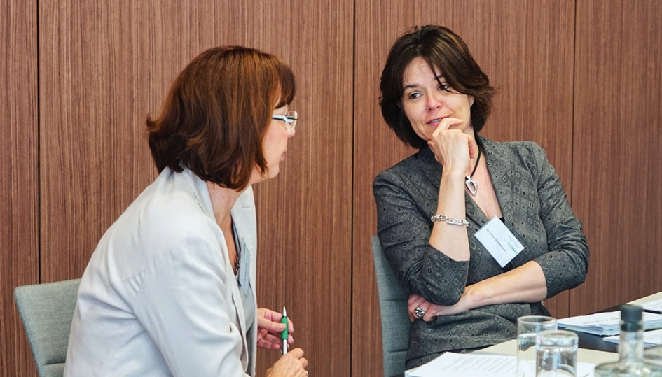 Dr. Ute Heffenträger (Berlin) im Gespräch mit Dr. Ulrike Oßwald-Dame, dentale Nachrichten-Agentur (von links).