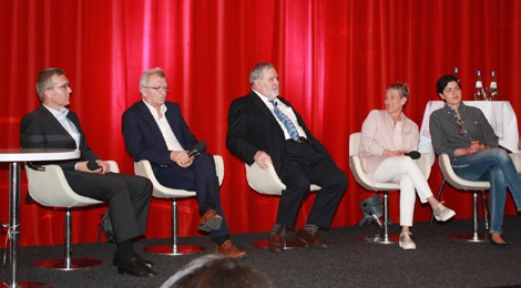 V.l.n.r.: In der Podiumsdiskussion beantworteten Prof. Dr. Holger Jentsch, Prof. Dr. Johannes Einwag, Prof. Dr. Dr. Niklaus N. Lang, Dr. Sylke Dombrowa und ZÄ Anne Priewisch ausführlich die Fragen von Tobias Hain und den Zuhörern.