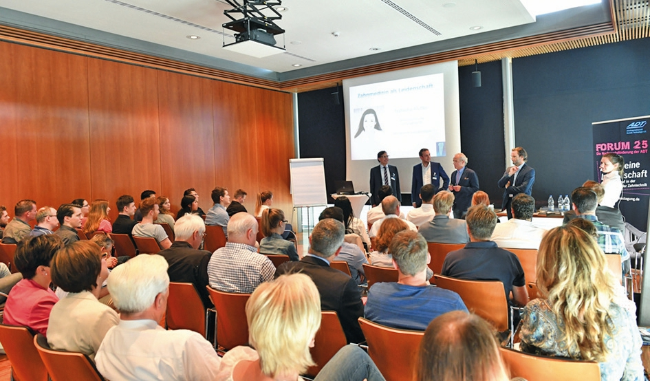 Abb. 2: Ein gut besuchtes Forum 25 – hier während der Eröffnung mit (vorne, von links) ADT-Präsident Prof. Dr. Daniel Edelhoff, dem stellvertretenden ADT-Präsidenten PD Dr. Jan-Frederik Güth, ZTM Willi Geller und ZTM Hans-Jürgen Stecher.