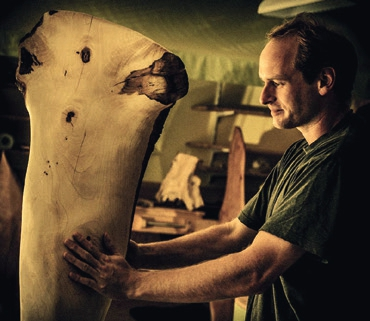 Im Atelier fertigt Paul Palinek einmalige Holzskulpturen.