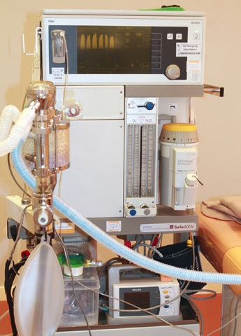 Abb. 2: Ein nach den Anforderungen der Deutschen Gesellschaft für Anästhesiologie und Intensivmedizin eingerichteter Arbeitsplatz.