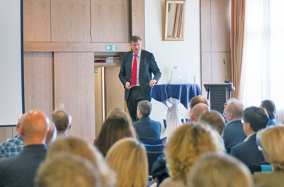 Abb. 2: Prof. Dr. Bernd Wöstmann gab zu Beginn seines Vortrages einen Überblick über die inzwischen schon fast 30-jährige Digitalisierungsgeschichte in der Zahnmedizin.