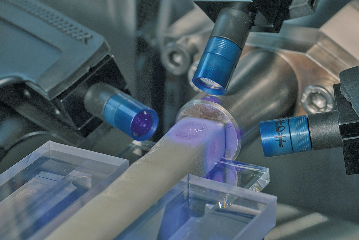 Abb. 2: Neues, automatisiertes Extrusionsverfahren. Hier: Belichtung zur Vor-/Aushärtung des Kompositstrangs. © K. Selsam, Fraunhofer ISC