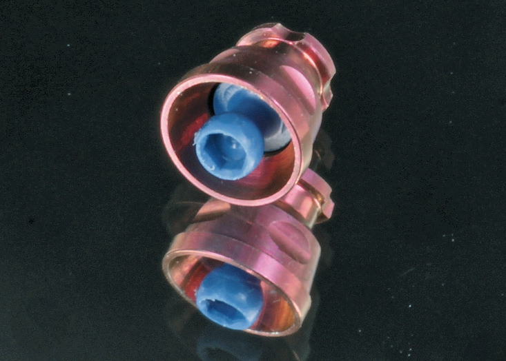 Abb. 2: Matrizengehäuse mit pinkfarben anodisierter Oberfläche und Retentionselementen als Rotationsschutz und Schutz gegenüber vertikaler Bewegungen. Im Gehäuse ist das blaue Attachment erkennbar.
