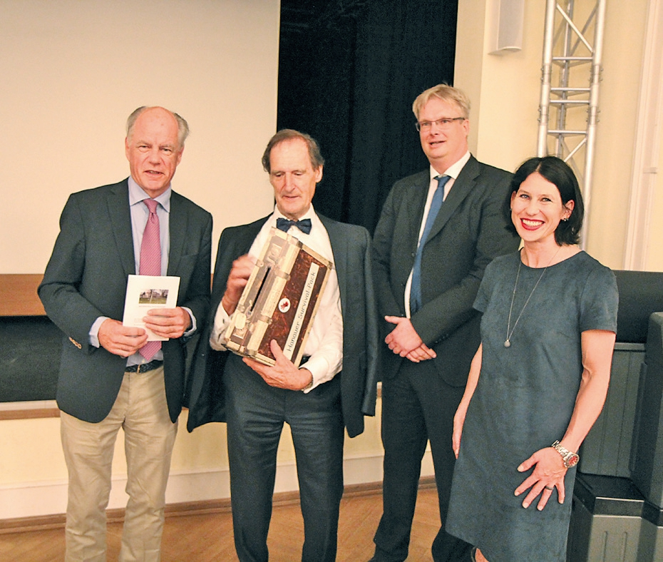 Das Team vom MKG PALAIS in Hanau überbringt die Glückwünsche. Von links: Prof. Dr. Georg-Hubertus Nentwig, Dr. Manfred Lang, PD Dr. Dr. Dr. Oliver Seitz und Nicole Chambron.