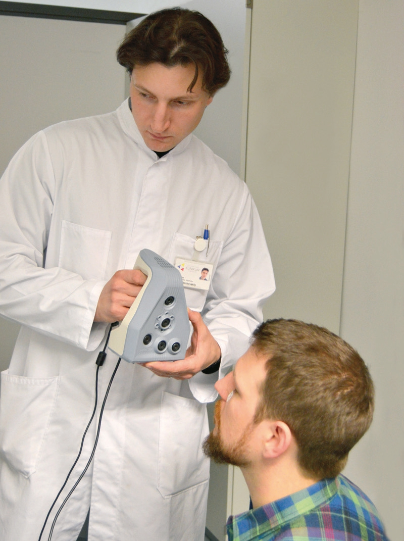 Abb. 2: Beispiel eines portablen Scanners, der Defekte im Gesichtsareal auch mit Unterschnitten und komplexer Anatomie wie der des Ohres erfassen kann.