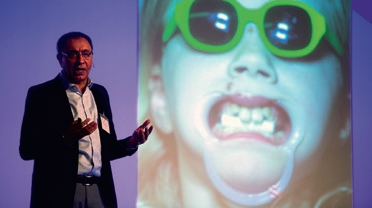 Prof. Dr. Monty Duggal wies auf die immense Bedeutung hin, die eine adäquate Versorgung für das Leben des Betroffenen haben kann.