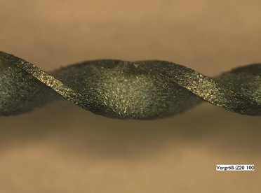 Abb. 2: Die Feilenoberfläche unter dem Mikroskop.