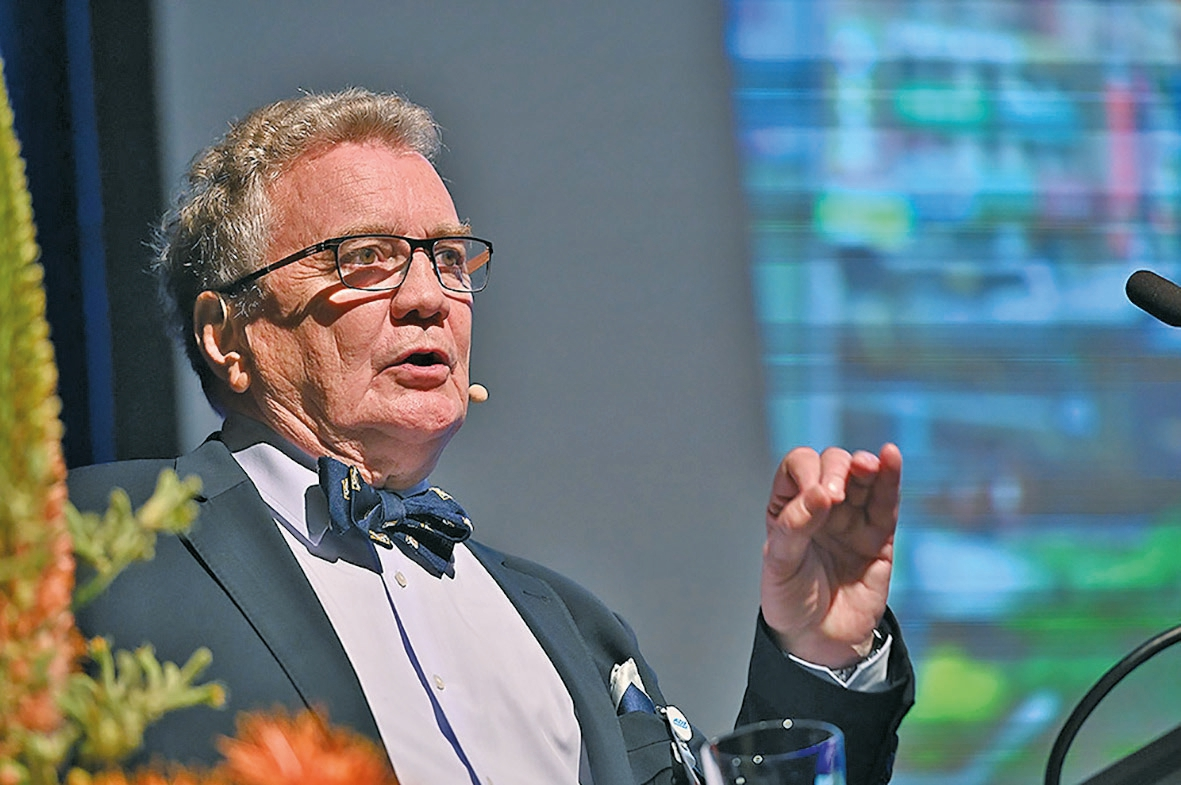 Abb. 2: Die ADT als weltweites Unikat: Prof. Dr. Heiner Weber fasste in seinem Jubiläumsvortrag 40 Jahre ADT-Geschichte zusammen.