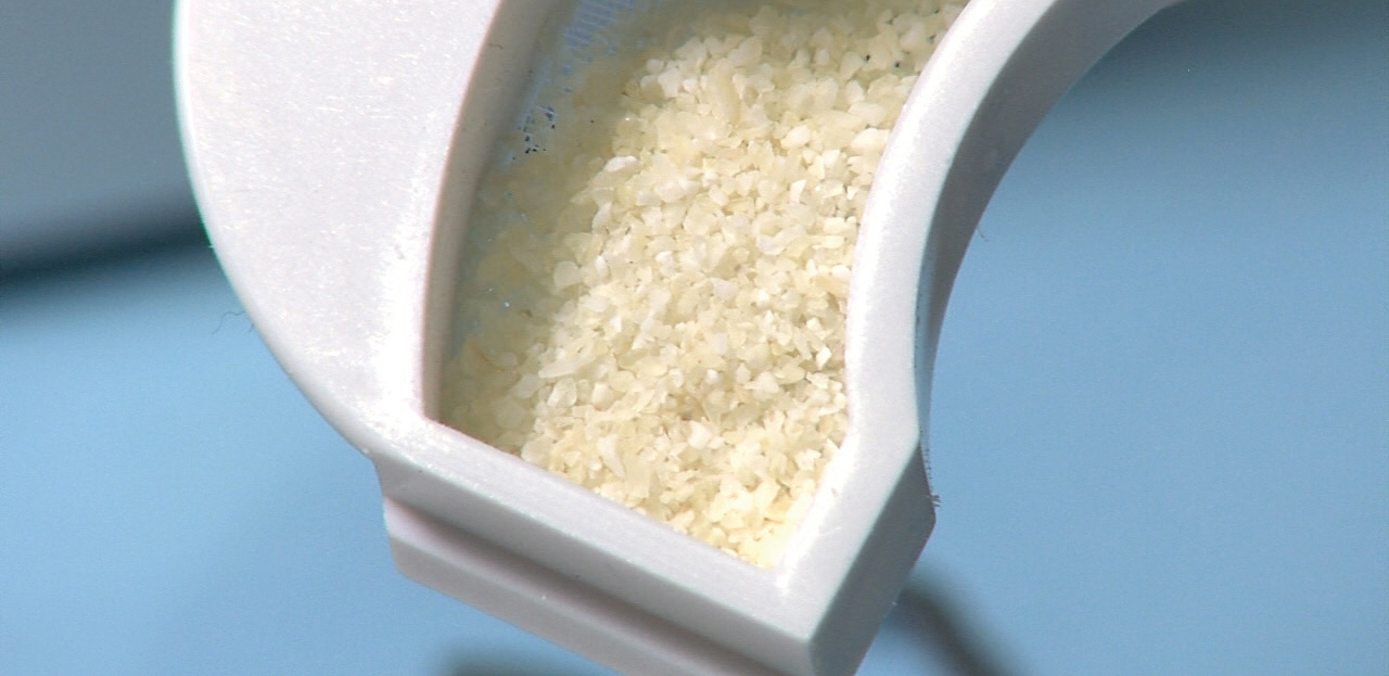 Abb. 2: Zerkleinertes patienteneigenes Knochenersatzmaterial aus dem Smart Grinder.